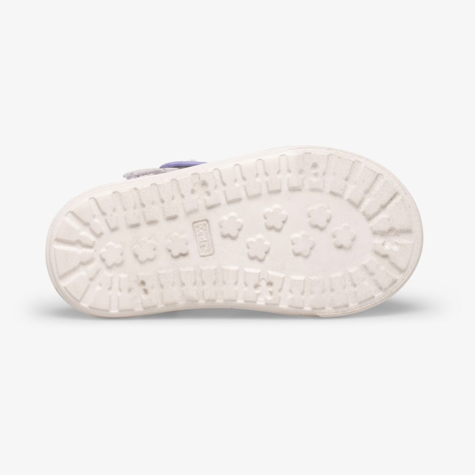 Büyük çocuğun Defne Kelebek çiçek Keds